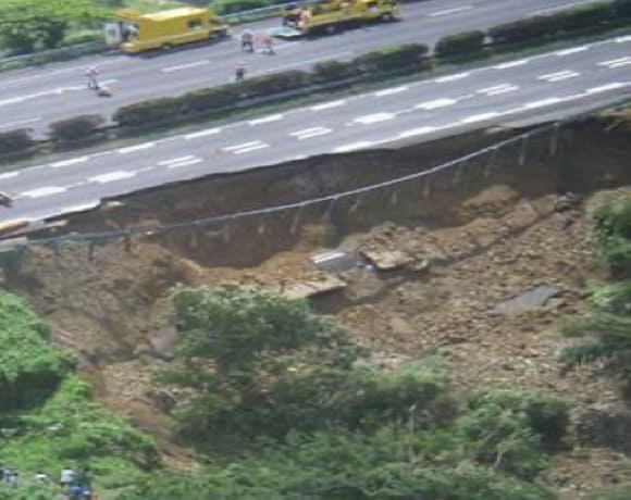 中日本高速道路（H21：静岡沖地震による法面崩壊による応急処理）