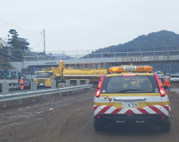 中央道 談合坂付近（R1：台風19号による高速道路の横斜面崩落による道路清掃）