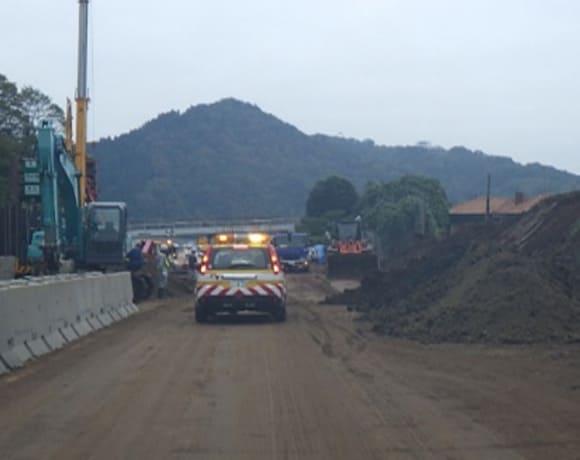 中央道 談合坂付近（R1：台風19号による高速道路の横斜面崩落による道路清掃）