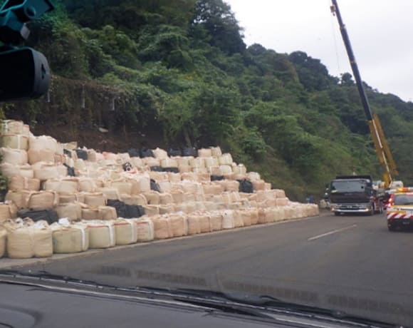 中央道 談合坂付近（R1：台風19号による高速道路の横斜面崩落による道路清掃）