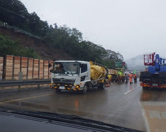 中央道 談合坂付近（R1：台風19号による高速道路の横斜面崩落による道路清掃）